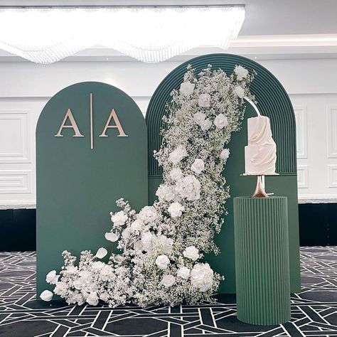 Engagement Party Backdrop, Wedding Cake Table Decorations, Ruangan Studio, Engagement Themes, Reception Stage Decor, Dream Wedding Reception, Reception Backdrop, Minimalist Wedding Decor, Emerald Green Weddings