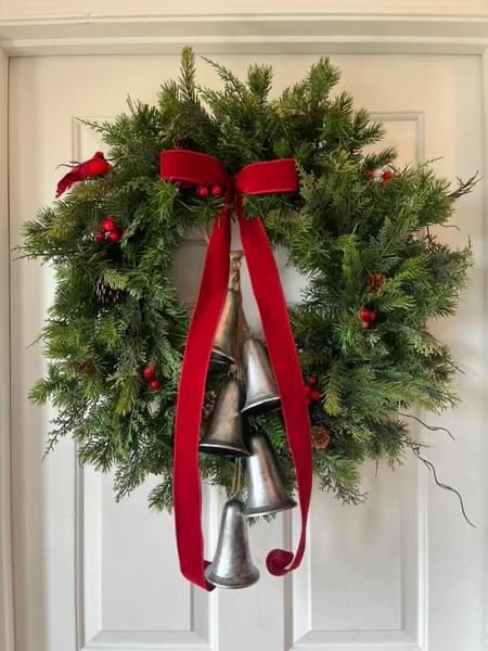 Christmas Wreaths For Front Door Diy, Simple Christmas Wreath Ideas, Scandinavian Christmas Decor Ideas, Ideas For Christmas Decorations, Christmas Wreaths For Windows, Christmas Stairs Decorations, Christmas Stairs, Lights For Christmas, Christmas Prep