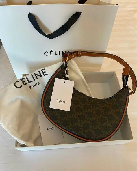 Tas Celine, Elegant Handbag, Sacs Tote Bags, Celine Shoulder Bag, My Style Bags, Luxury Bags Collection, Fashion Guide, Girly Bags, Luxury Purses