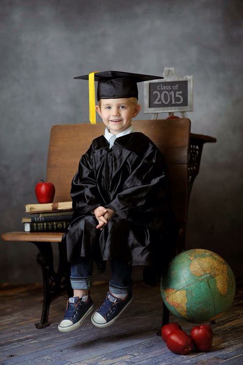 Graduation First Day Of School Pictures, Pre K Graduation, Photography Mini Sessions, Kids Graduation, School Portraits, Concept Photography, Preschool Graduation, Marketing Photos, Childrens Photography