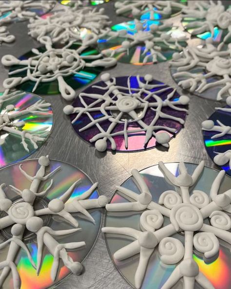 Model Magic Christmas Crafts, Snowflake Art For Kids, Model Magic Projects, Winter Kids Art, Steam Art Projects, Model Magic Clay Ideas, Christmas Art Projects For Kids, Radial Design Art, Winter Art Projects For Kids