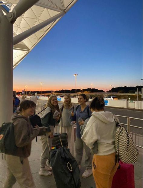 School Trip Abroad, Zante Girls Holiday, Girl Trip Aesthetic, Girls Holiday Aesthetic, Girls Trip Airport, Aesthetic Airport Outfits, Dc School Trip, Airport Girl, Girls Trip Aesthetic