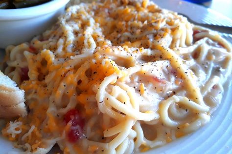 Texas Spaghetti Chicken Recipe: A Delish 30-Minute Chicken Spaghetti Recipe From a Small Town | Pasta | 30Seconds Food Texas Spaghetti, Texas Chicken Spaghetti, Spaghetti Meals, Texas Chicken, Country Restaurant, Spaghetti Chicken, Chicken Spaghetti Recipe, Spaghetti Casserole Recipe, Chicken Spaghetti Casserole