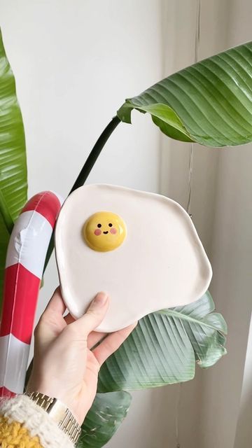 Sena Coşkun on Instagram: "Super easy ten minute sunny side up egg plate recipe 🍳 ☺️ Ingredients White clay Yellow /black /pink under glaze Clear glaze Firing temperature ‘cone 4’ Bon appétit😋 #pottery #potterystudio #potterhead #potterylove #potterylover #potterydesign #clayvideo #potteryvideos #potteryvideosofinstagram #ceramicvideo #ceramicprocess #ceramicdesign #ceramicpots #ceramica #ceramicsschool #ceramicstudio #plantsofinstagram #plantgang #plantstyling #plantlove #reelsinstagram # Clay Plates, Clay Cup, Pottery Videos, Handmade Plates, Clay Crafts Air Dry, Yellow Ceramics, Polymer Clay Jewelry Diy, Hand Built Pottery, Ceramics Pottery Art