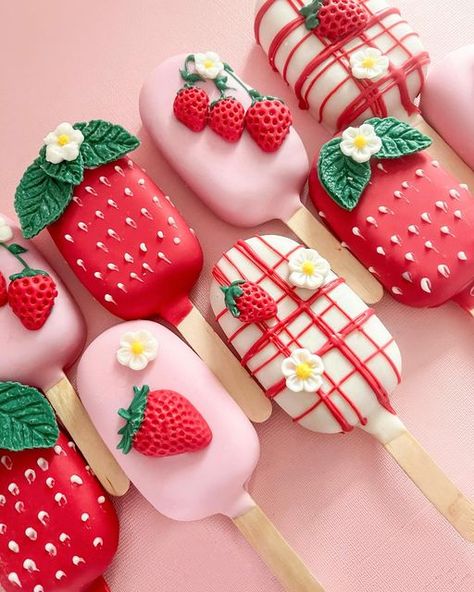 Strawberry Cake Pops, Sweet Baby Shower Ideas, Strawberry Birthday Cake, Strawberry Treats, Strawberry Shortcake Birthday, First Birthday Cupcakes, Strawberry Shortcake Cake, Strawberry Shortcake Party, Baby Birthday Themes