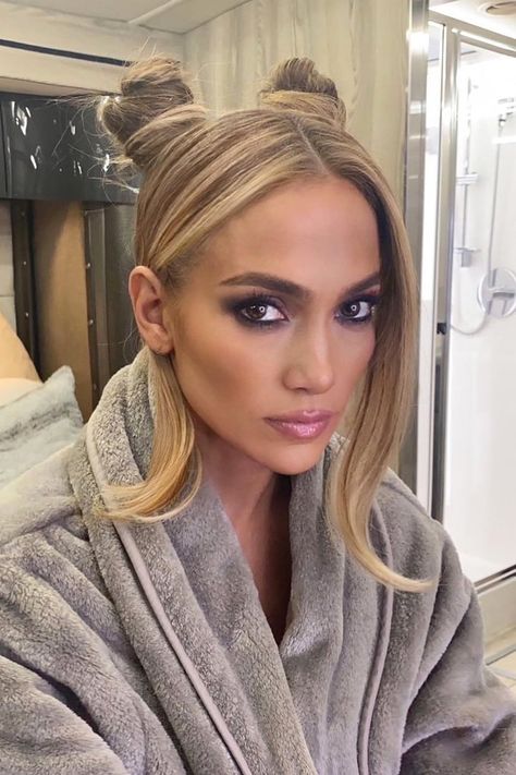 Jennifer Lopez Looks Otherworldly in Space Buns Hairstyle Jlo Hair Colors, Jlo Hair, Leo Energy, Jennifer Lopez Hair, Space Buns, Short Hair Trends, Best Short Haircuts, Beauty Lover, Kourtney Kardashian