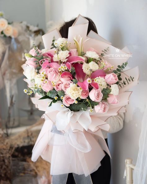 Decor For Mothers Day, Floral Arrangements Ideas, Lady In Pink, Mother's Day Bouquet, Flower Bouquet Diy, Hand Bouquet, Ipoh, Mothers Day Flowers, White On White