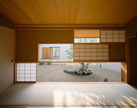 Garden, House in Mihara | Mihara, Kanto, Japan • Kihara Chitoshi (architect)  Kihara and Aoki Yasujirou (garden designer).  The view of the garden - from the traditional tea ceremony room (or chashitsu) of a modern Japanese home in Mihara, Kanto (south of Osaka) - with the curved-wall is precisely controlled by means of sliding shoji screens, where one is deliberately never able to see a full view of the single camellia (Camellia wabisuke) outside. Japanese Window Design, Japanese Window, Japanese Tea Room, Modern Japanese Homes, Modern Japanese Garden, Shoji Screens, Modern Japanese Interior, Japanese Tea House, Japanese Interiors