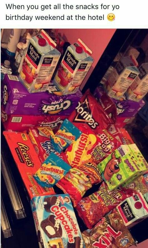 Sleepover Snacks, Birthday Goals, Hotel Party, Sleepover Food, Junk Food Snacks, Fun Sleepover Ideas, Night Snacks, Birthday Weekend, Food Goals