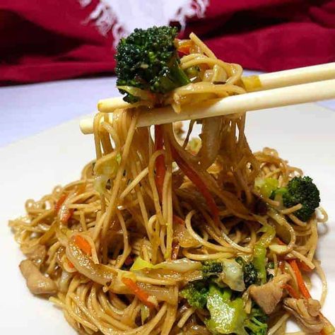 Teriyaki Chicken Chow Mein Chicken Chow Mein Recipe, Easy Teriyaki Chicken, Chow Mein Recipe, Chinese Stir Fry, Chicken Chow Mein, Chow Mein Noodles, Chicken Teriyaki, Fry Recipes, Chow Mein