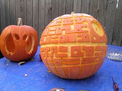 Star Wars Pumpkin, Haunted Gingerbread House, Pumpkin Contest, Star Wars Halloween, Lantern Ideas, Halloween Pumpkins Carvings, Mark Hamill, Pumpkin Design, Disney Halloween