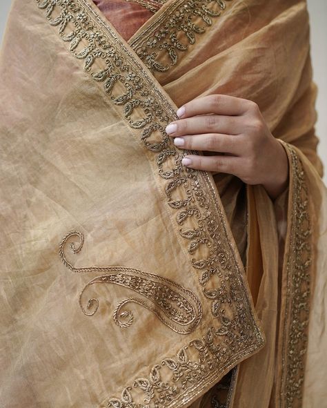 Sabyasachi Borders Embroidery, Zardosi Work Saree, Simple Saree Designs, Embroidery Fashion Detail, Zardozi Embroidery, Gotta Patti, Saree Embroidery Design, Embroidery On Kurtis, Kurti Embroidery Design