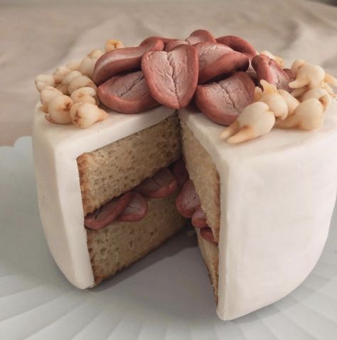 Creepy Food, Tooth Cake, Teeth Shape, Creepy Cute, Pretty Food, Cute Food, Food Art, Sake, Nuts