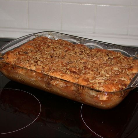 Aunt Dee Dee's Apple Coffee Cake Apple Coffee Cake, Apple Coffee, Apple Coffee Cakes, Streusel Coffee Cake, Apple Dump Cakes, Sour Cream Coffee Cake, Cinnamon Roll Cake, Coffee Cake Recipes, Apple Pies Filling