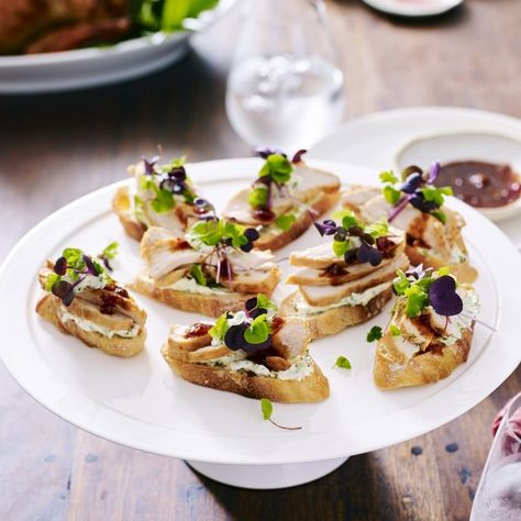 Sweet Chilli Chicken and Coriander Cream Crostini Chicken Canapes, Chicken Crostini, Crostini Recipe, Sweet Chilli Chicken, Crostini Appetizers, Crostini Recipes, Chicken Pasta Bake, Easy Curry, Chilli Chicken