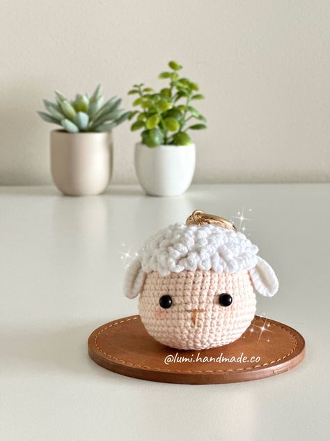 Cute Crochet Sheep Lamb Keychain 🐑 Crochet Sheep Keychain, Small Amigurumi, Crochet Critters, Crochet Sheep, Sheep And Lamb, Keychain Cute, Cute Accessories, Idea Gift, Flower Display