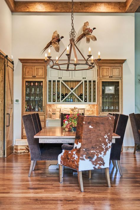 Western Dining Room Ideas, Brown And White Dining Room, Orange Kids Rooms, Cowhide Chairs, Western Dining Room, Lodge Dining Room, Cabin Dining Room, Glam Dining Room, Banquette Dining