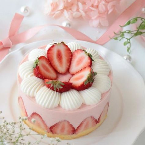 تشيز كيك بالفراولة, Kue Macaroon, Patisserie Fine, Pastel Cupcakes, Pretty Dessert, Cute Baking, Think Food, Cute Desserts, Strawberry Cake