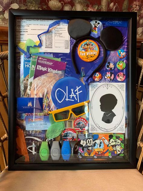 Disney Pin Shadow Box Ideas, Disney Shadow Box Ideas, Disney Window Decoration, Disney Shadow Box, Disney Display, Disney Pin Display, Casa Disney, Disney Box, Souvenir Display