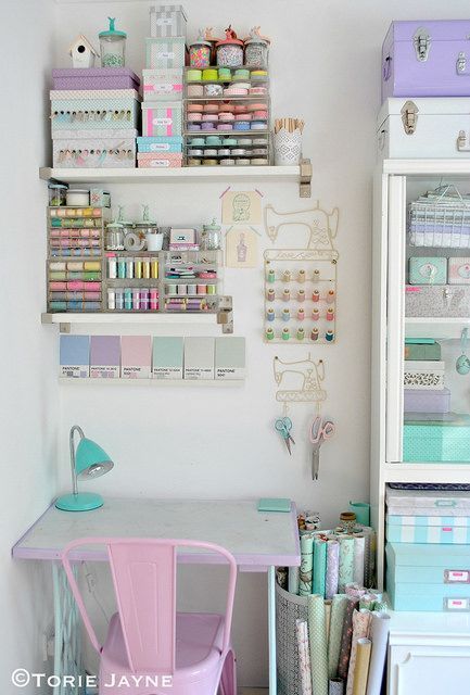 Diy Desk Organization, Craft Room Desk, Sewing Desk, Creative Storage Solutions, Ideas Craft, Room Desk, Office Crafts, Craft Rooms, Creative Storage