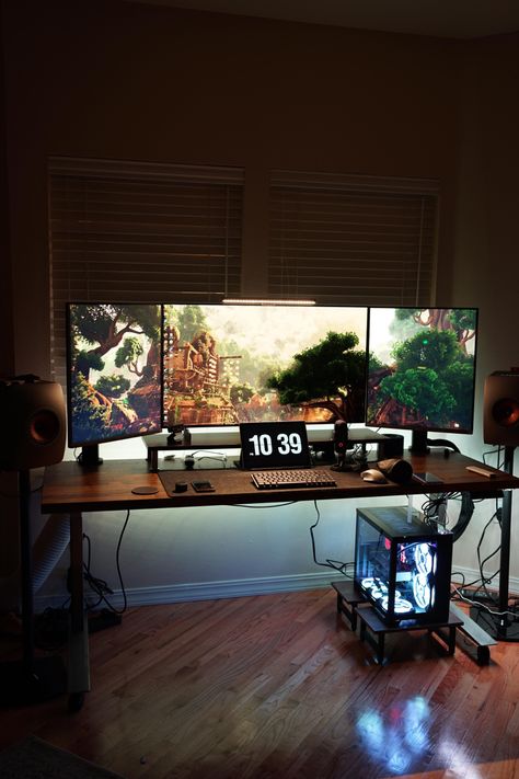 Triple Monitor Desk Setup, Triple Monitor Setup, Multiple Monitor Setup, Computer Decor, Desktop Ideas, Pc Room, Monitor Setup, Setup Inspiration, Computer Desk Setup