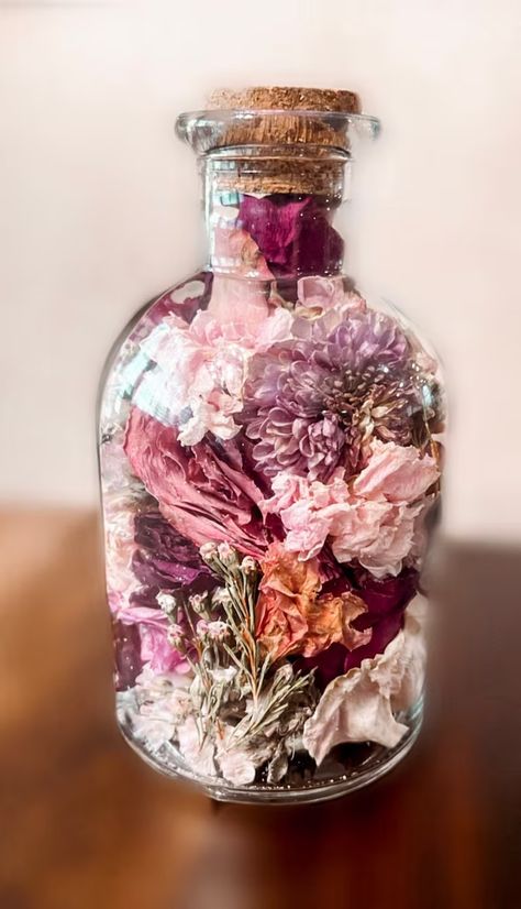 Wedding Preservation, Meaningful Flowers, How To Dry Flowers, Dried Flowers Crafts, Dried Flowers Diy, Wedding Bouquet Preservation, Pressed Flower Crafts, Flower Bottle, Bouquet Preservation