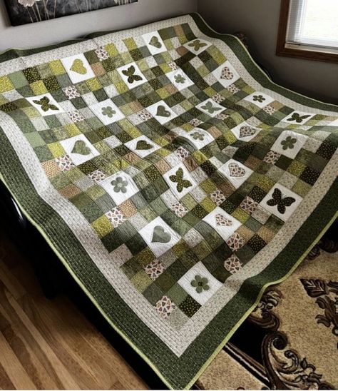 Green And White Quilts Ideas, Forest Green Quilts Ideas, Patchwork Blankets, Green Quilts, Quilt Board, White Quilts, Patchwork Blanket, Green Quilt, Quilts Ideas