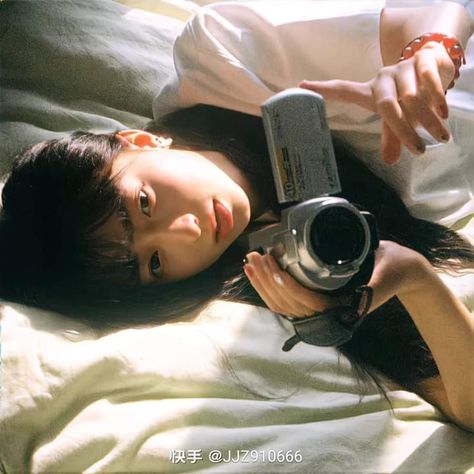 Girls With Cameras, Japanese Film, Photoshoot Themes, Old Camera, Human Poses Reference, Aesthetic People, Cinematic Photography, Body Poses, Pretty Style