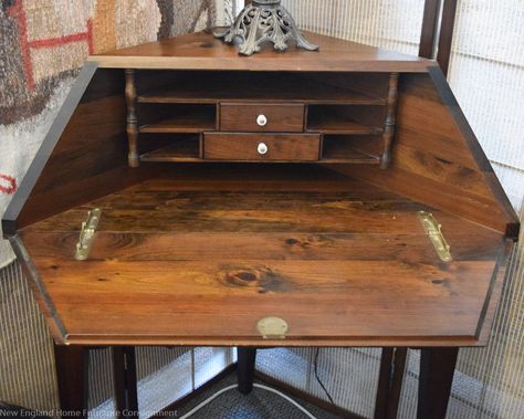 99+ Vintage Corner Desk - Luxury Home Office Furniture Check more at http://www.sewcraftyjenn.com/vintage-corner-desk/ Antique Corner Desk, Vintage Corner Desk, Apartment Rooms, Wood Corner Desk, Corner Writing Desk, Writers Desk, Vintage Corner, Antique Writing Desk, Desk Wall