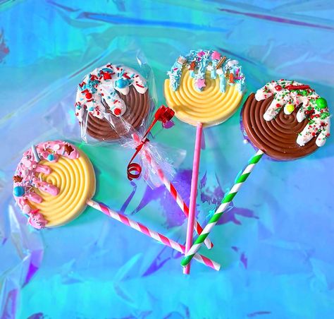 Christmas Chocolate Lollipops, Candyland Hallway, Lollipop Chocolate, Lollipop Cookies, Lollipop Recipe, Chocolate Lollies, Lollipop Cake, Chocolate Lollipop, Birthday Cake Pops