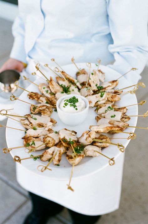 office party Wedding Snacks, Wedding Food Drink, Wedding Appetizers, Doner Kebab, Reception Food, Food Appetizers, Catering Food, Chicken Skewers, Snacks Für Party