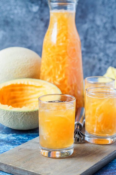 Melon sa Malamig (Filipino Cantaloupe Drink) Melon Drink Recipes, Filipino Drinks, Cantaloupe Water, Cantaloupe Cocktail, Cantaloupe Drink, Jamaican Ginger Beer Recipe, Guava Recipes, Filipino Food Dessert, Recipes Drinks