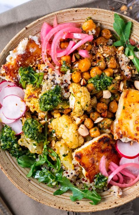 This roasted cauliflower and chickpeas with chimichurri bowl? Mm good! If you're looking for a vegetarian chimichurri bowl, this is it! The bowls begin with a bed of high-protein quinoa and are studded with crispy chickpeas, roasted cauliflower, and big hunks of fried feta. Everything is laced with a gorgeous arugula chimichurri and finished with pickled red onions and chipotle almonds. Grain Bowls Healthy Recipe Ideas, Chimichurri Bowl, Cabin Dinners, Fried Feta, Cauliflower And Chickpeas, Chickpeas Roasted, Teacher Lunch, Fluffy Quinoa, Vegetarian Bowls