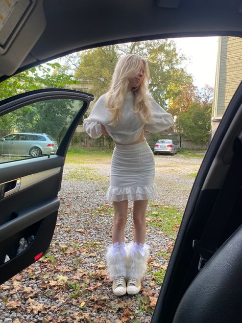 White outfit with fuzzy leg warmers Fuzzy Leg Warmers Outfit, Fuzzy Leg Warmers, Streetwear Makeup, Accessories Streetwear, Warmers Outfit, Hairstyle Accessories, Leg Warmers Outfit, Aesthetic Hairstyles, Style Clothes