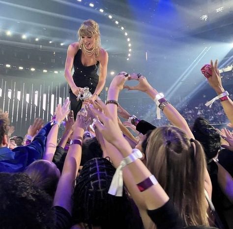 taylor swift at the vmas 2023 <3 Taylor Swift Cute, Estilo Taylor Swift, Foto Poses, Long Live Taylor Swift, Taylor Swift Fan, Live Taylor, Swift 3, Taylor Swift Pictures, Fav Celebs