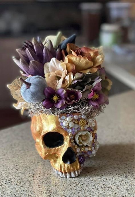 Floral Skull Decor, Skull Planter Diy, Unique Halloween Decor, Halloween Flower Arrangements, Gothic Crafts, Halloween Potion Bottles, Skull Crafts, Halloween Flowers, Halloween Facts