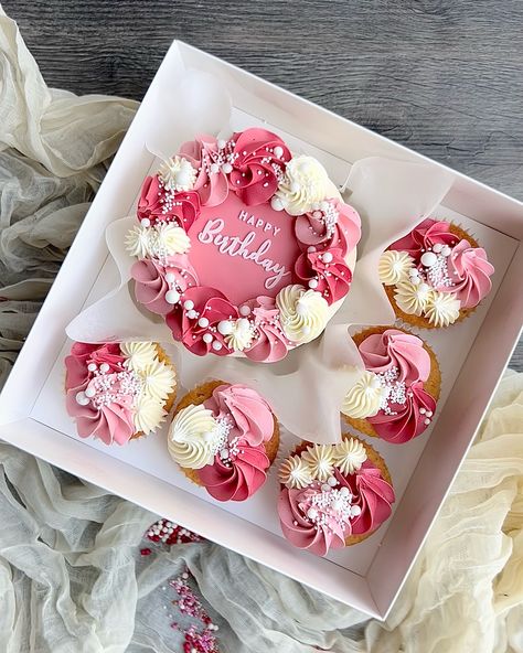 P R E T T Y • I N • P I N K 🩷🎀🌸 The prettiest pink shades for this bento box! I’m obsessed 😍🩷 • Raspberry, Baby Pink & White @colour.mill • Sprinkles @funcakes • Embosser @lissieloulondon • Packaging @bakeboxesuk DM or EMAIL to order 🩷 #bento #bentobox #bentocake #bentocakeandcupcakes #pinkandwhite #strawberriesandcream #buttercream #buttercreamcakes #buttercreampiping #pipingtechniques #pipingtutorial #cakedecorating #cakedesign #cakeinspiration #bentoideas #bentoinspo #cakeideas ... Pink Bakery Packaging, Pink And White Cake Ideas, Bento Cake Box Ideas, Bento Cake And Cupcakes Design, Bento Cake Packaging, Bento Cake Pink, Bento Cakes Ideas, Pink Bento Cake, Bento Box Cakes