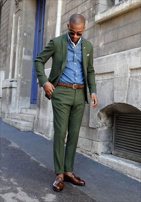 Green suit brown shoes works! Green Men Suits, Colour Shoes, Dark Green Blazer, Gentleman Mode, Dapper Fashion, Green Wedding Suit, Green Dress Pants, Style College, Hijab Wedding