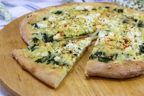 Spinach Feta Pizza, Feta Cheese Pizza, Greek Pizza Recipe, Feta Pizza, Beef Snacks, Cheese Pizza Recipe, Greek Pizza, Salad Art, Spinach Pizza