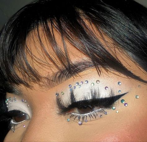 Rhinestone makeup <3 Birthday Rhinestone Makeup, Hoco Makeup Rhinestones, Gem Eye Look, Eyeshadow With Rhinestones, Spicy Makeup, Rhinestone Makeup, White Eyeshadow, Cute Eyeshadow Looks, Cute Makeup Looks