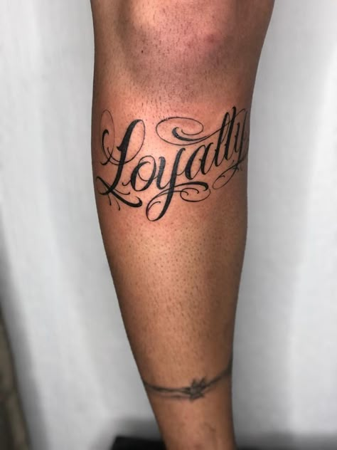 Name Above Knee Tattoo, Est 2000 Tattoo, Knee Tattoo Words, Traditional Tattoo Knee, Collar Bone Tattoo For Men, Mens Body Tattoos, Loyalty Tattoo, Sunshine Tattoo, Roman Numeral Tattoos