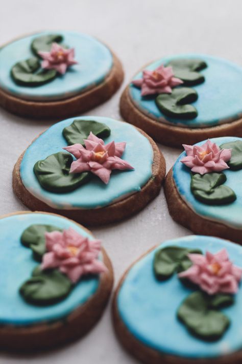 Try making these water lily cookies by painting a watercolor effect on royal icing Lily Cookies, Icing Designs, Pastry School, Sliced Pears, Italian Meringue, Wilton Cake Decorating, Tall Cakes, Water Lilly, Sugar Cookie Dough