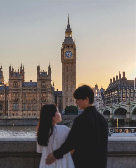 England Couple Aesthetic, Couple Photo London, London Instagram Pictures Couple, Couples In London, London Photo Ideas Couple, London Couple Photos, London Couple Photoshoot, London Couple Pictures, London Couple Aesthetic