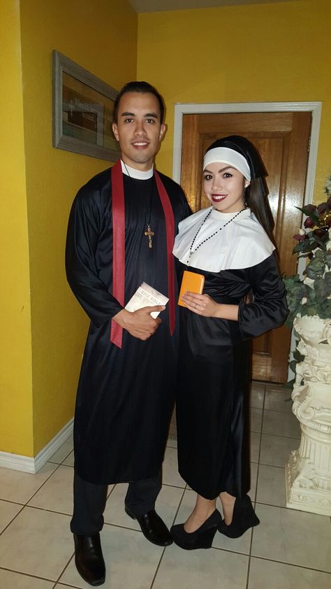 The Priest and Nun couple halloween costume Priest Halloween Costume, Nun Halloween, Mary Costume, Couple Halloween Costume, Priest Costume, Costume Couple, Nun Costume, Halloween Parejas, Costume Diy