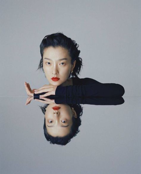 Double Mirror Photography, Mirror Portrait Photography Creative, Leslie Zhang, Mirror Photography, Portrait Editorial, Photographie Portrait Inspiration, Creative Portrait Photography, Photoshoot Idea, Magazine Editorial