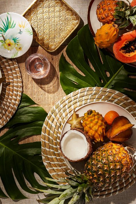 Jungle Dinner Party, Tropical Food Photography, Tropical Product Photography, Jungle Kitchen, Jungle Food, Tropical Dinner, Mojo Chicken, Tropical Photography, Natural Wood Crafts