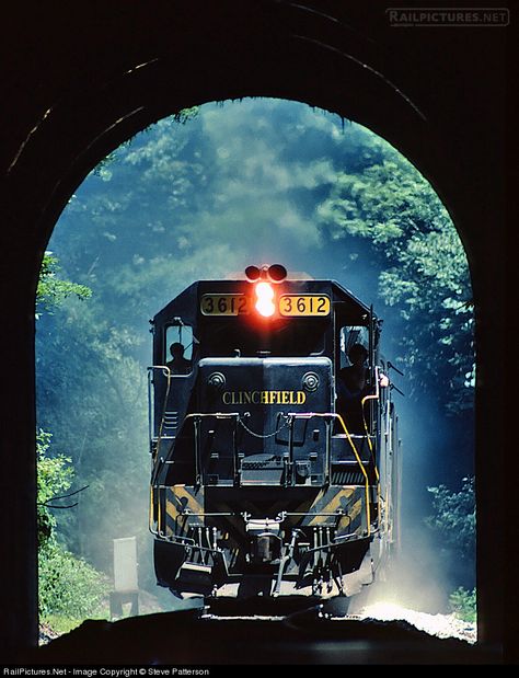 Train Posters, Railroad Companies, Scenic Railroads, Railroad Pictures, Norfolk Southern, Railroad Photography, Railroad Photos, Old Trains, Train Photography