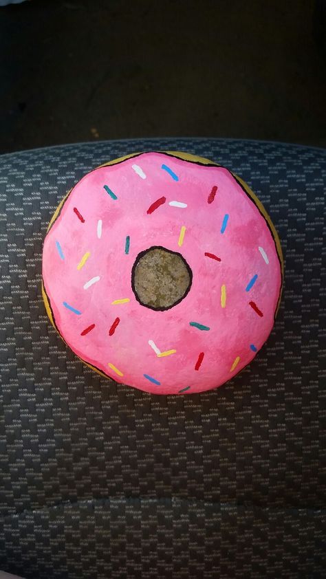 Hand painted donut rock! Done by Samie W. Food Painted Rocks Ideas, Donut Rock Painting, What To Draw On Rocks, Little Rock Painting Ideas, Donut Painted Rock, Circle Rock Painting Ideas, Cute And Easy Things To Paint On Rocks, Drawing On Rocks Ideas, Rock Painting Food