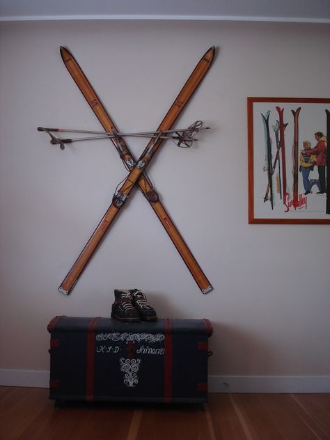 Bought a pair of vintage ski's that will soon be hung on the wall! Vintage Skis On Wall, Old Skis Decor, Ski Chalet Decor, Ski Wall Decor, Décor Ski, Ski Cabin Decor, Lodge Bedroom, Antique Skis, Ski House Decor