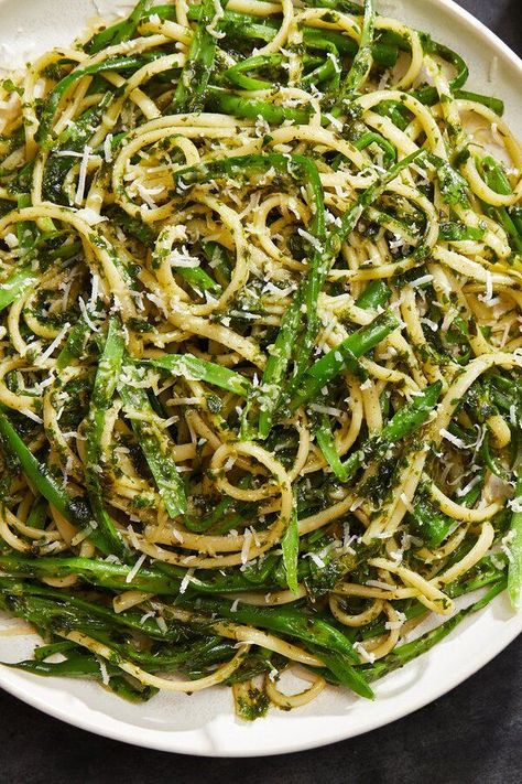 In this classic recipe, Killen employs starchy pasta water to thicken her fresh pesto into a sauce that clings to and flavors each strand of linguine, instead of pooling in the bowl. Thinly sliced green beans intertwine with the pasta, offering a refreshing crunch #pasta #pastarecipes #pastainspiration #pastadinner #pastaideas #pastadinner #pastaideas Parsley Pesto Recipe, Pesto Linguine, Pretty Pasta, Pasta Recipes For Lunch, Pasta With Green Beans, Parsley Pesto, Linguine Recipes, Pecorino Romano Cheese, Bean Pasta